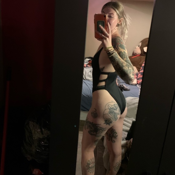Urban outfitters high cut one piece swimsuit - Picture 4 of 4
